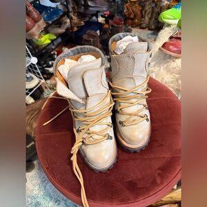 Freebird Womens white cream tan Hikers 8